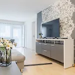 Center * אינטרלאקן